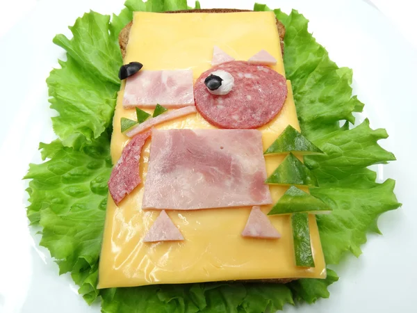 Sanduíche de legumes criativos com queijo e salsicha — Fotografia de Stock