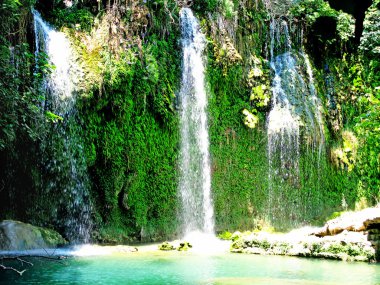 tropikal derin orman içinde mavi lagün içine düşen Şelalesi