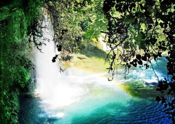 Cachoeira fora da gruta e arco-íris — Fotografia de Stock