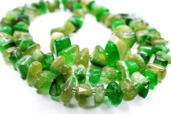 Perlas de piedras preciosas esmeralda collar de joyas —  Fotos de Stock