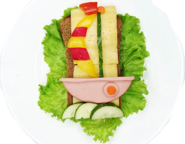 Творческий овощной сэндвич с сыром и колбасой — стоковое фото