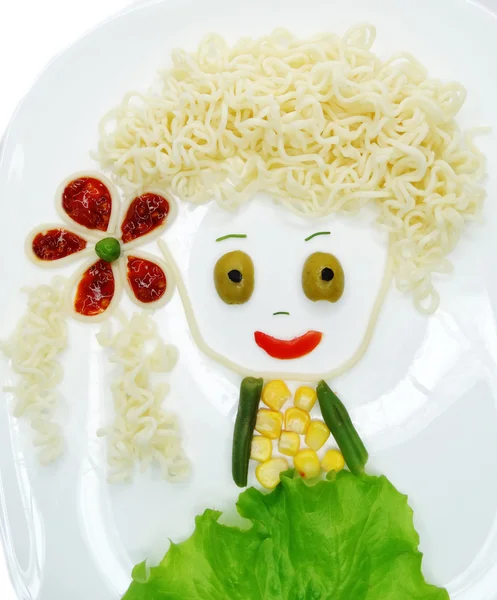 意大利面条的女孩形式创造性的蔬菜食品餐 — Zdjęcie stockowe