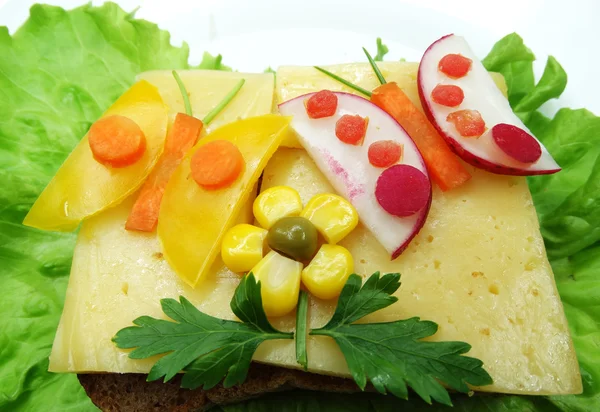 Sandwich de verduras creativas con queso y salchicha — Foto de Stock