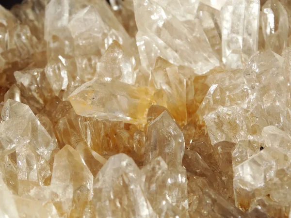 Cristales geológicos de geoda de cuarzo cristalino claro de roca — Foto de Stock