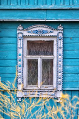 Zencefilli kekin ahşap kesimi. Geleneksel Rus mimari dekorasyonu ahşap çerçeveli eski ahşap bir ev..