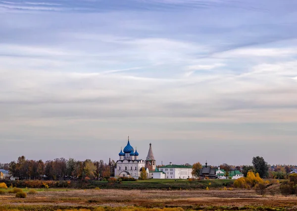 秋天的风景 日落时分的天空和古老的大教堂 Vladimir Suzdal博物馆保护区 克里姆林宫的诞生大教堂 — 图库照片