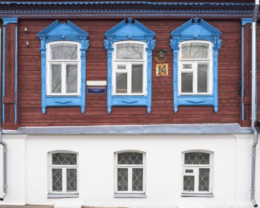 Eski geleneksel ev cephesi, 19. yüzyıl. Taş zemin kat, ahşap zemin kat.