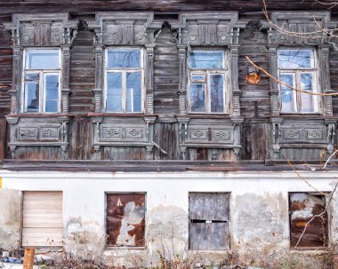 Eski, terk edilmiş, geleneksel 19. yüzyıl evi cephesi. Taş zemin kat, ahşap üst kat. Ön görünüm