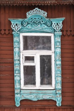 Mavi zencefilli ekmek ahşap süslemeler. Eski kahverengi ahşap bir evin pencere süslemesi.