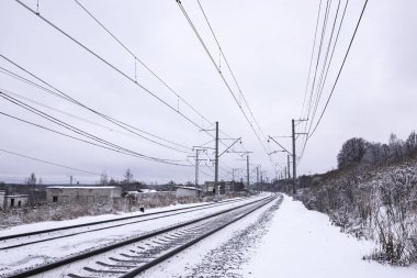 Kış manzarasında demiryolları ve teller