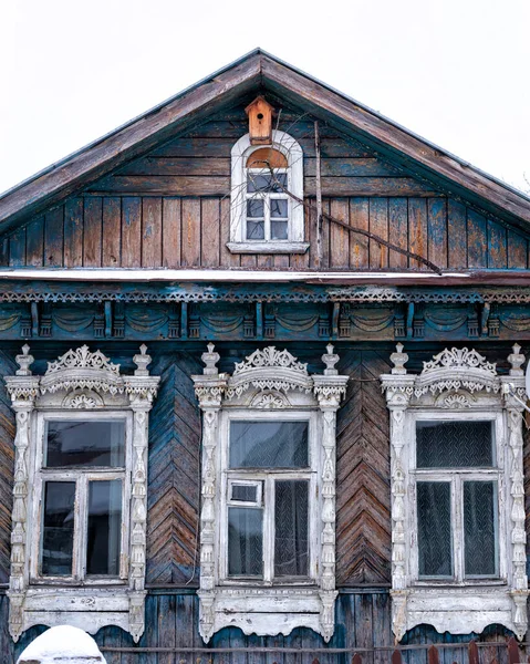 Fachada Una Antigua Casa Madera Con Una Ventana Del Ático — Foto de Stock