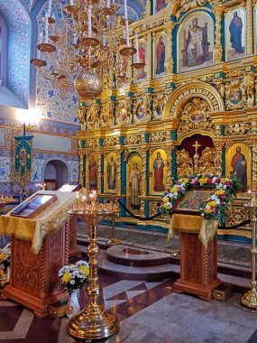 Suzdal, Rusya - 28 Aralık 2020: Iconostasis ve Varsayım Kilisesi İçişleri