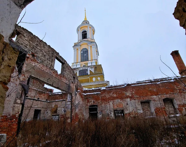 廃墟教会東方正教会 リゾポロジェンスキー修道院スズダル ロシア — ストック写真