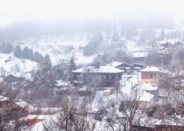 Kış sisli eski kasaba manzarası