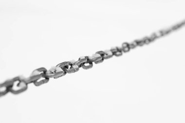 Siyah beyaz karlı metal zincir.