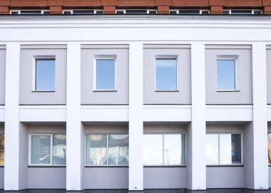 Basit mimari gri cephe binası dış görünüş.