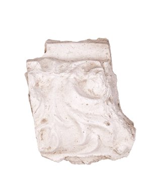 Binanın iç kısmının çiçek süsüsüyle döşenmiş eski bir sıva parçası.