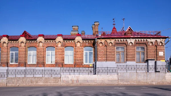 Architektura Klasyczna Elewacja Zabytkowa Czerwona Cegła Jednopiętrowy Budynek Edukacyjny Widok — Zdjęcie stockowe