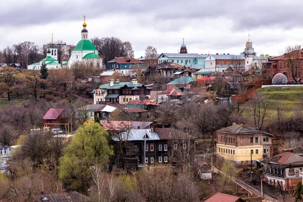 Paisagem Típica Primavera Cidade Russa Velha Com Curches Pequenas Casas Fotografia De Stock