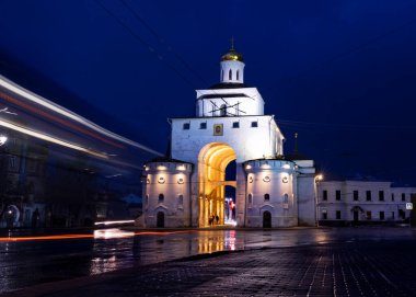 Vladimir, Rusya - 22 Nisan 2021: Geceleyin antik Altın Kapı