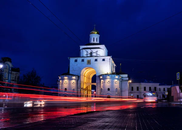ロシアのウラジーミル 2021年4月22日 夜の古代の記念碑ゴールデンゲート — ストック写真