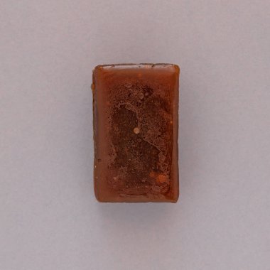 Gri arka planda şekersiz doğal kahverengi elma reçeli.