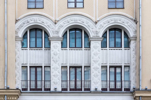 苏联建筑经典立面建筑前景 三扇拱形的大窗户 装饰着粉刷造型的建筑细节 — 图库照片