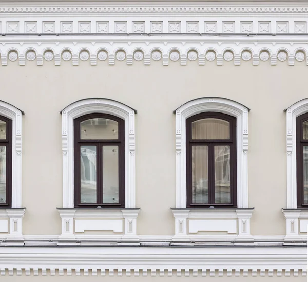Architecture Vintage Bâtiment Façade Classique Fenêtres Encadrées Dans Décor Architectural — Photo