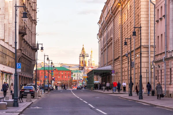 Moskva Ryssland April 2021 Petrovka Gata Vid Solnedgången Parkering För — Stockfoto