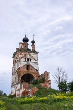 Yıkılmış eski tuğla kilise binası.