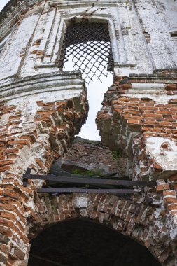 Yıkılmış tuğla bina. Duvar, pencere, kırın duvarı..