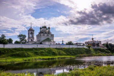 Nehir kıyısındaki Ortodoks manastırı
