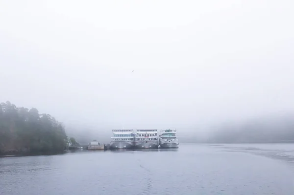 Navires Touristiques Sur Jetée Rivière Dans Brouillard — Photo