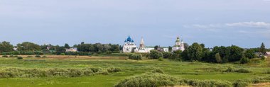 Yazın eski küçük Rus kasabası Suzdal 'ın panoramik manzarası