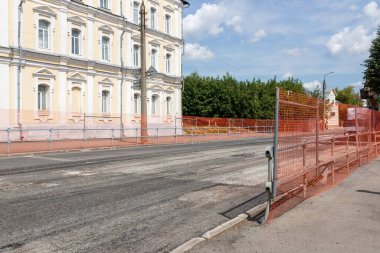 Yol kenarı tamir için kırmızı bir ağ ile çevrili.