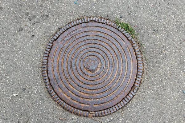 Oude Metalen Putdeksel Een Stad Straat Bovenaanzicht — Stockfoto