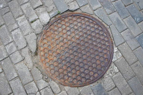 Old Metal Rusty Manhole Cover City Street Honeycomb Pattern — Stock Photo, Image