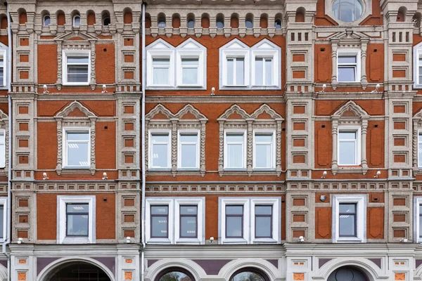 빈티지 건축붉은 건물은 러시아 양식으로 앞쪽을 가까이 — 스톡 사진