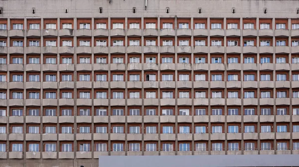 Однородное Жилое Здание Бетонными Балконами Вид Спереди — стоковое фото