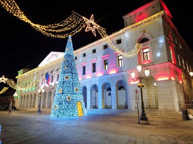Geceleri Chioggia sokakları, Noel için süslenmiş.