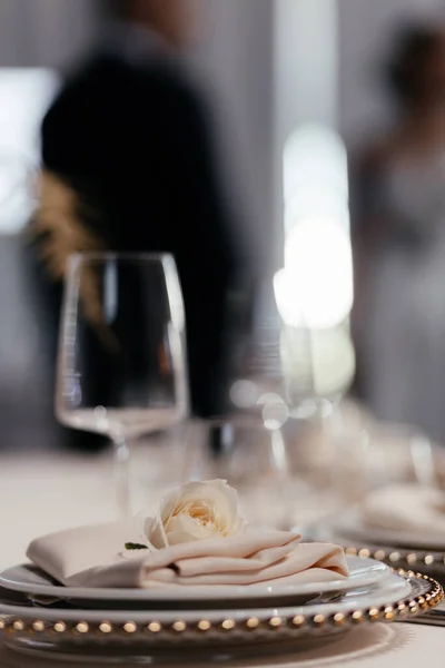 Copas de vino vacías en el fondo borroso. Mesa de lujo en el restaurante. Vasos y platos. Decoraciones. Fondo beige. Banquete de boda. — Foto de Stock