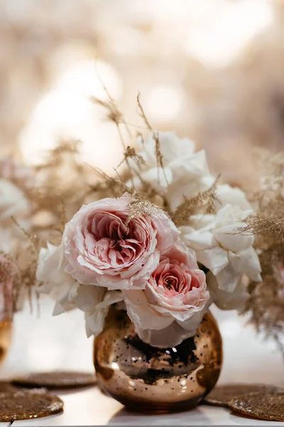 White and pink roses in the small golden vase with the place for your text. Wedding restaurant decorations. Wedding banquet. — Stock Photo, Image