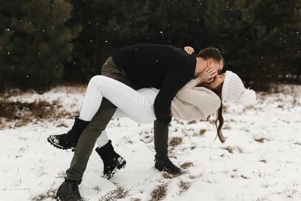 Young Couple Kissing Winter Forest Snowing Time Lovers Having Fun — Stock Photo, Image