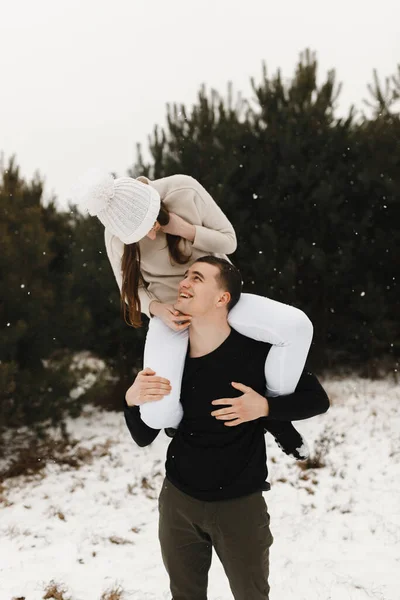 Homem Sorridente Segurando Mulher Seus Ombros Inverno Fora Inverno Tempo — Fotografia de Stock