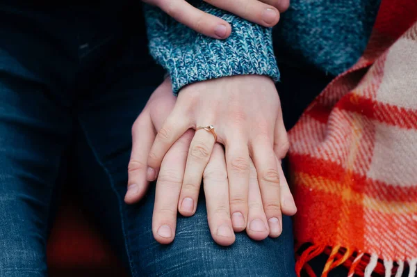 Pareja joven y cariñosa cogida de la mano de un hombre. El par mantiene las manos juntas. Lugar para tu mensaje. Antecedentes Joven hombre y mujer manos —  Fotos de Stock