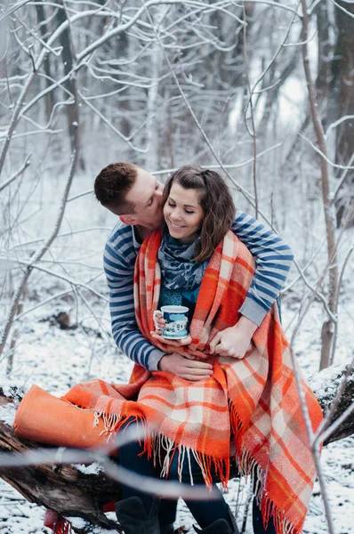 겨울 숲에서 아름다운 여인과 키스하는 남자. 누더기 옷을 입은 중년 남녀들 입니다. 사랑 이야기 — 스톡 사진