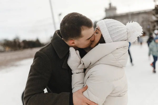 Νεαρό ζευγάρι φιλιέται το χειμώνα. Ώρα για χιόνι. Οι εραστές διασκεδάζουν στο χιόνι. — Φωτογραφία Αρχείου