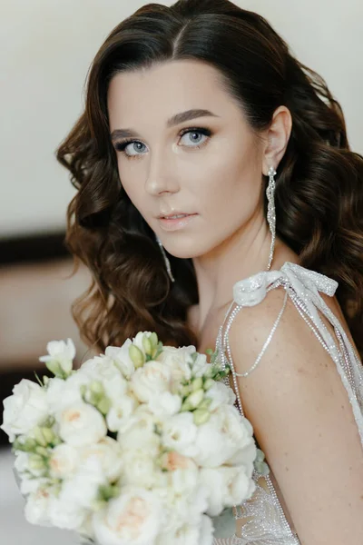 Портрет Красивой Невесты Букетом Цветов — стоковое фото