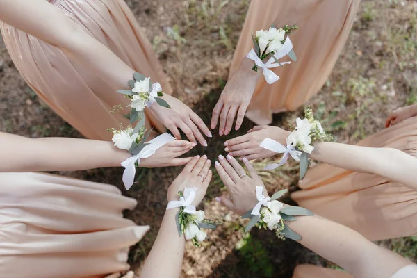 Gesichtslose Mädchen Mit Einem Boutonniere Auf Den Händen Freundinnen Mit — Stockfoto