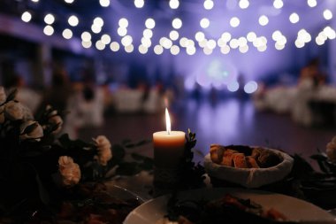 Mumlar arka planda. Bulanık arkaplanda mum ve mesajın için yer. Yüksek kalite fotoğraf